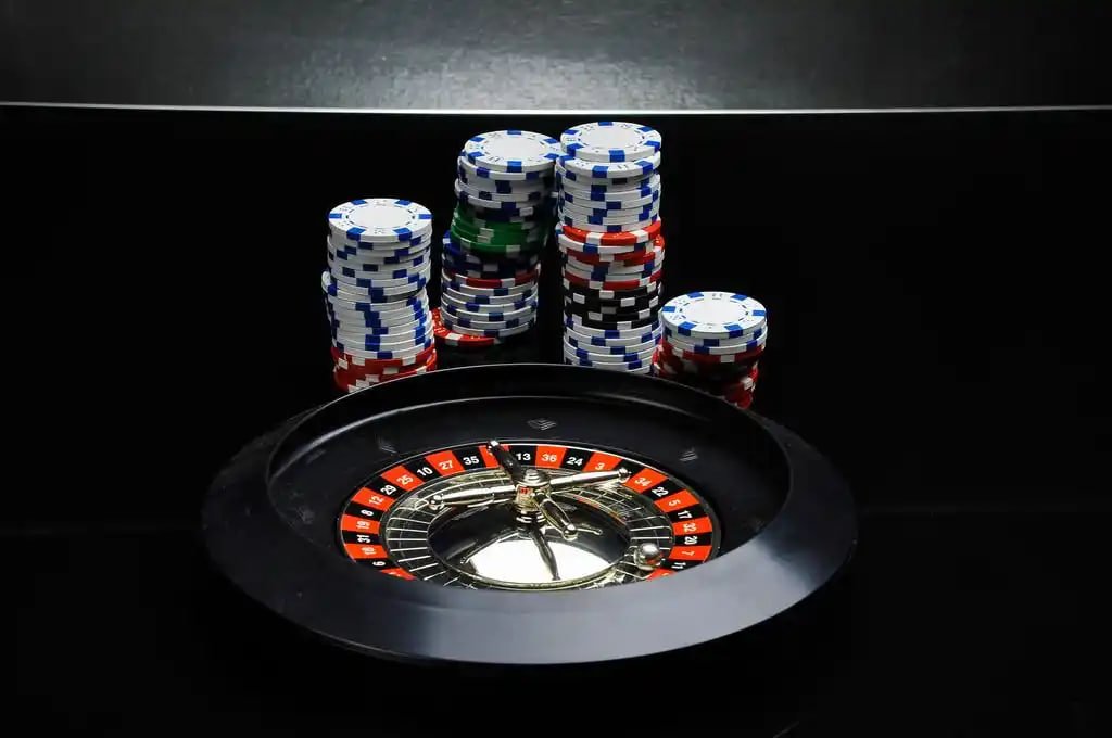 Live Blackjack Table — Real Dealer နှင့် Blackjack ကစားနေသောပုံ